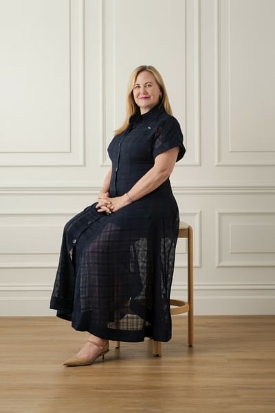 Helen Vivian full body image