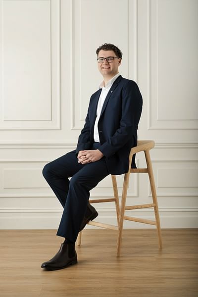 Hunter Carson full body image