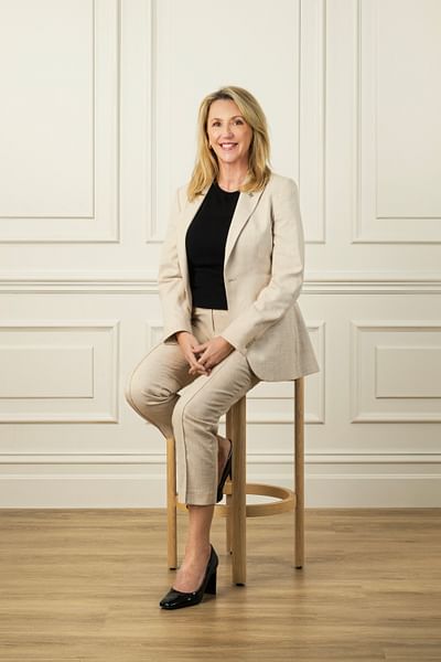 Lisa Syrros full body image