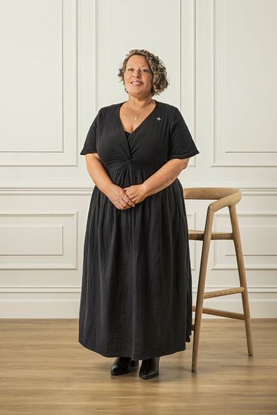 Lisa Hart full body image