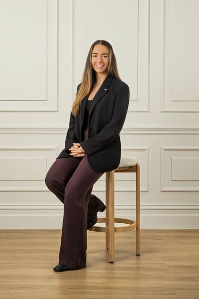 Taylor Kikidopoulos full body image