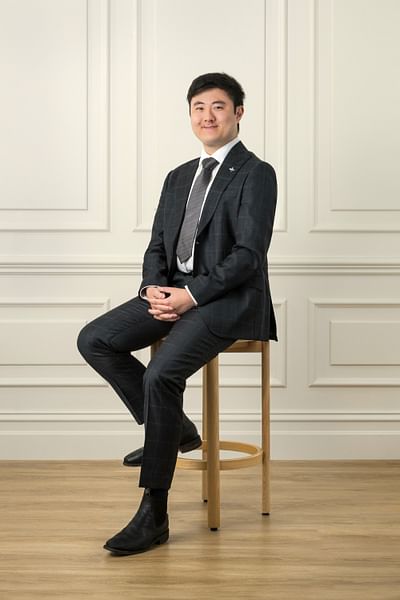 Clinton Bao full body image