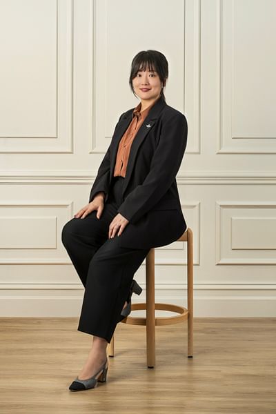 Momo Wang full body image