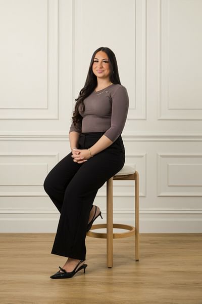 Olivia Carrozza full body image