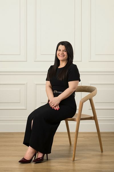 Samantha Iskandar full body image