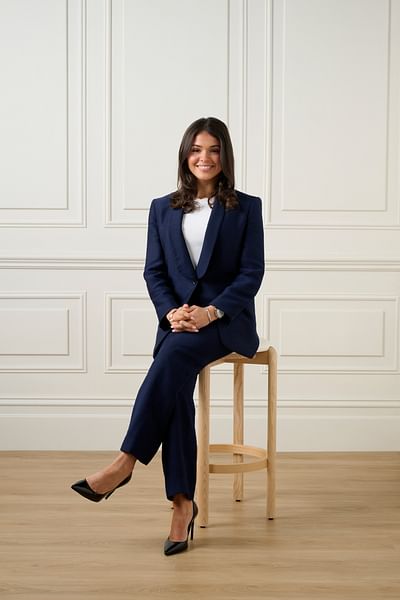 Aylin Demir full body image