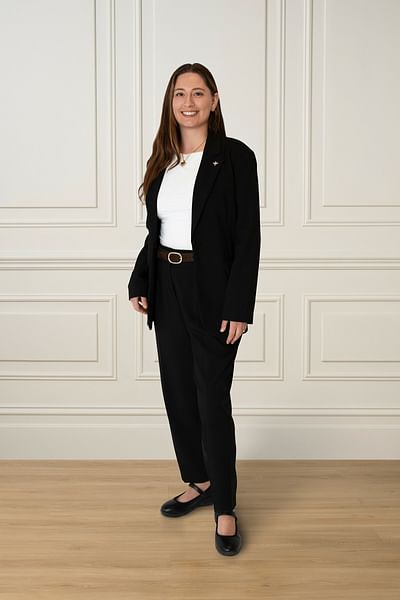Bella Regan full body image