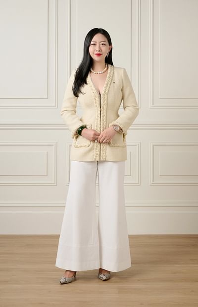 Elsa Li full body image