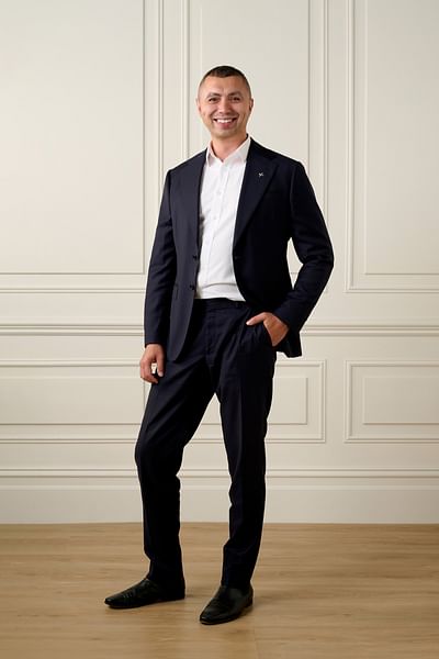 Erhan Kalistu full body image
