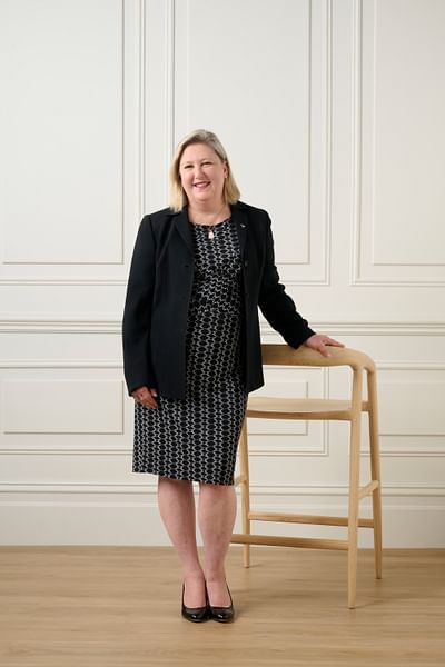 Kristin Richards full body image