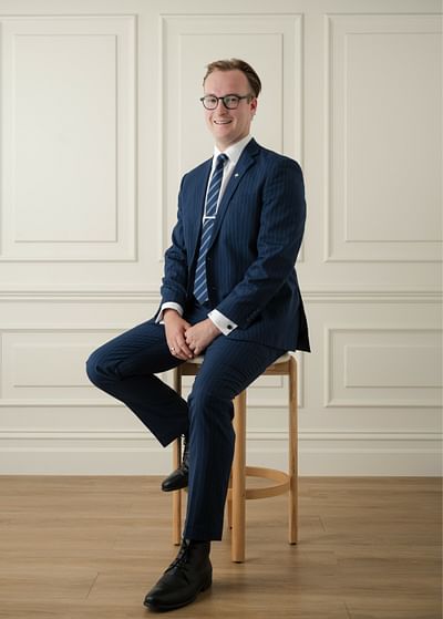 Oscar Reynolds full body image