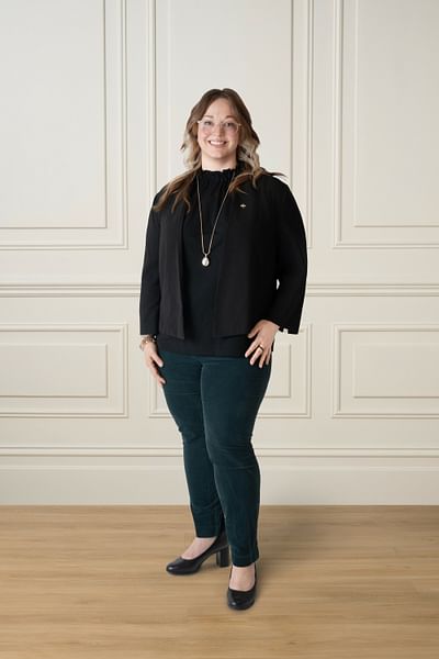 Lacey Phillips full body image