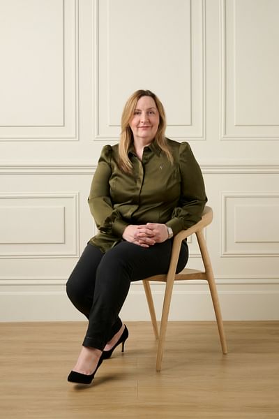 Lisa Tsolakdis full body image