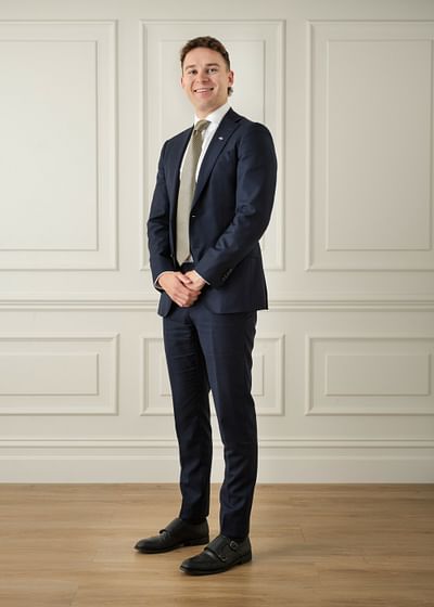 Sam Glyde full body image