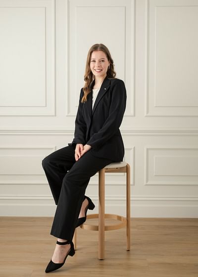 Sarah MacDonald full body image