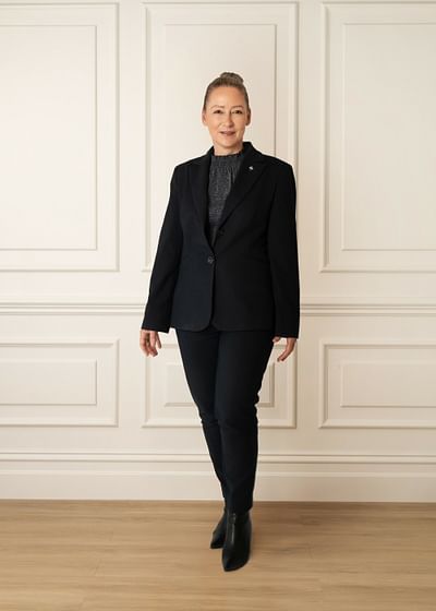 Rena Maniatakis full body image