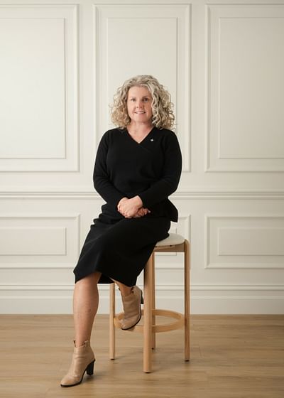 Tracy Emmett full body image