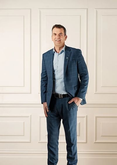 Tony Douglass full body image