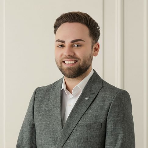 Brandon Barratt face image