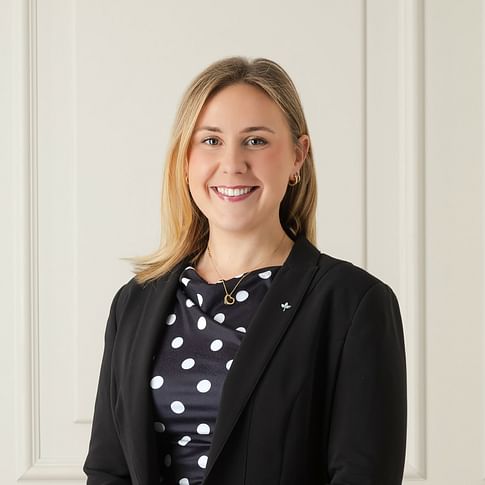 Gabi Nicholl face image