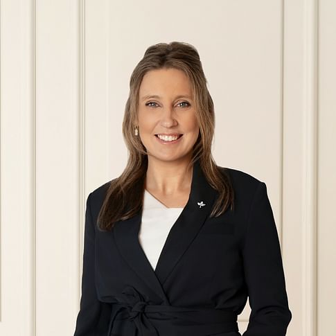 Tara Sutton face image